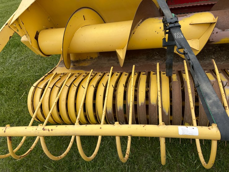 #1033-•-hew-holland-790-chopper-with-hay-head-image-22
