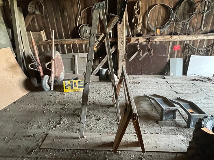#2323-•-set-of-sawhorses-and-wooden-step-ladder-image-3