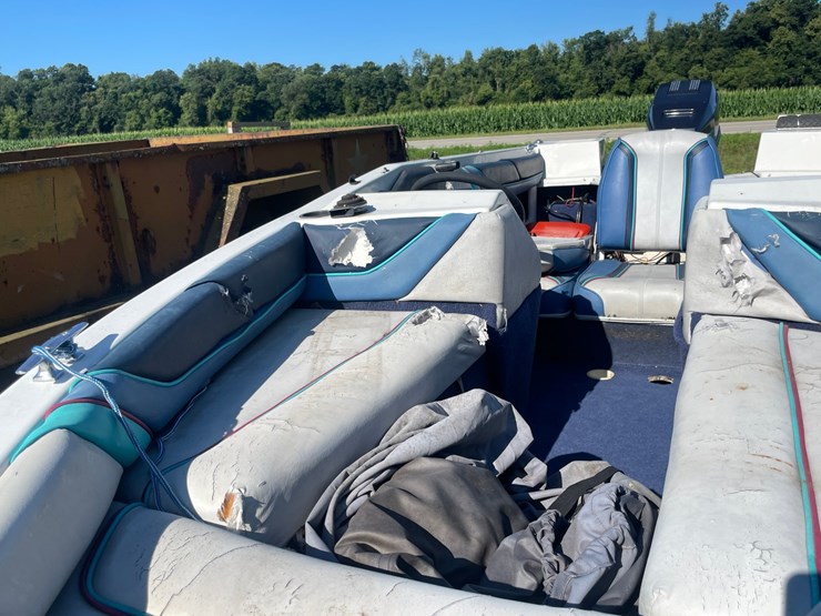#1019-•-bayliner-capri-boat-on-escort-trailer-(no-title,-for-parts)-image-18