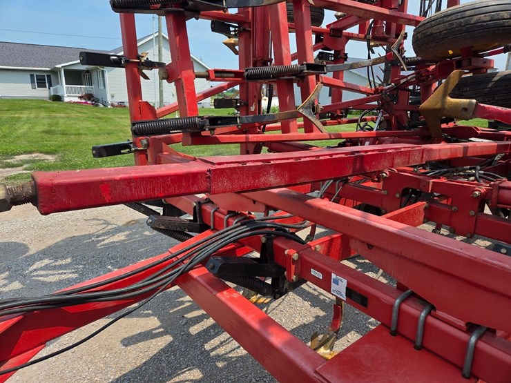 44'-sunflower-5055-44-field-cultivator-image-55