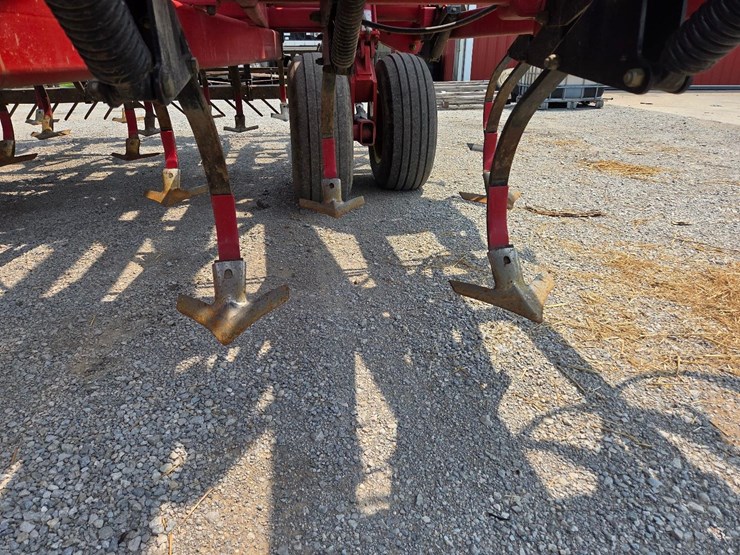 44'-sunflower-5055-44-field-cultivator-image-17