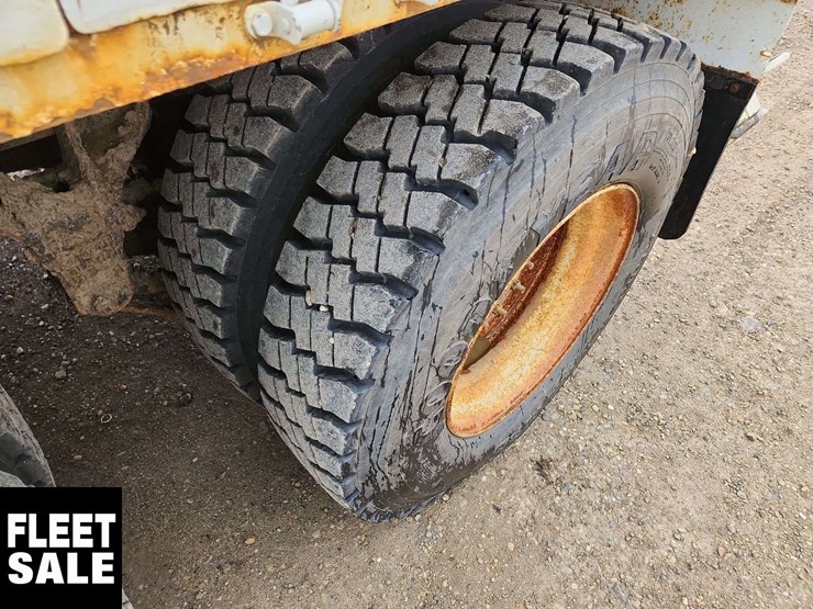 2011-freightliner-m2-106-image-12