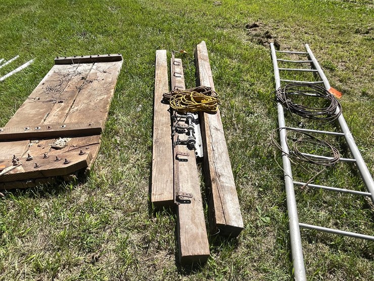 #3226-•-barn-beams-with-door-track-image-6