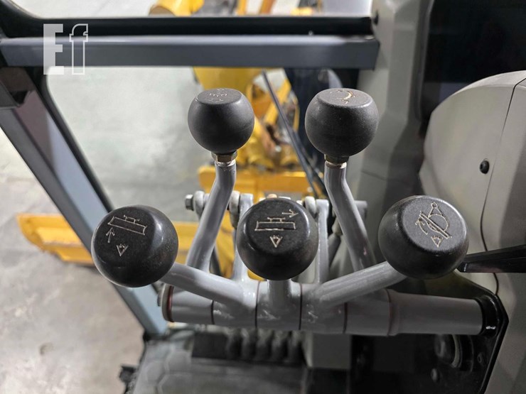 2021-caterpillar-120-image-18