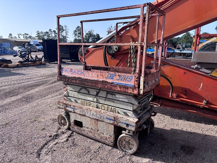 #39085-•-skyjack-3219-scissor-lift-|-for-parts/repairs-image-2