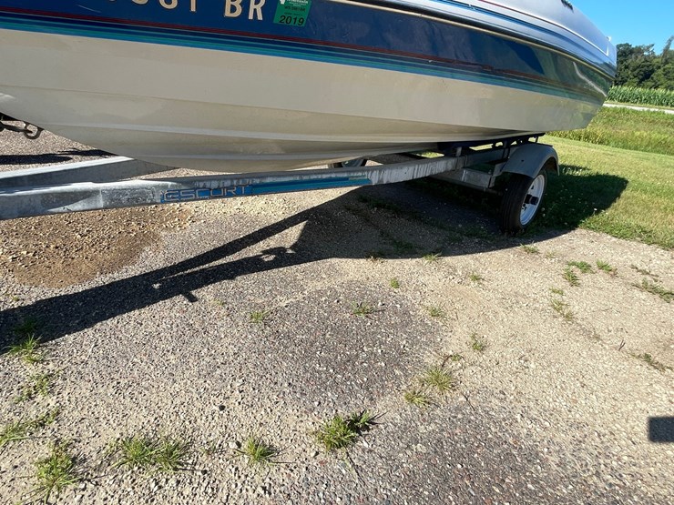 #1019-•-bayliner-capri-boat-on-escort-trailer-(no-title,-for-parts)-image-14