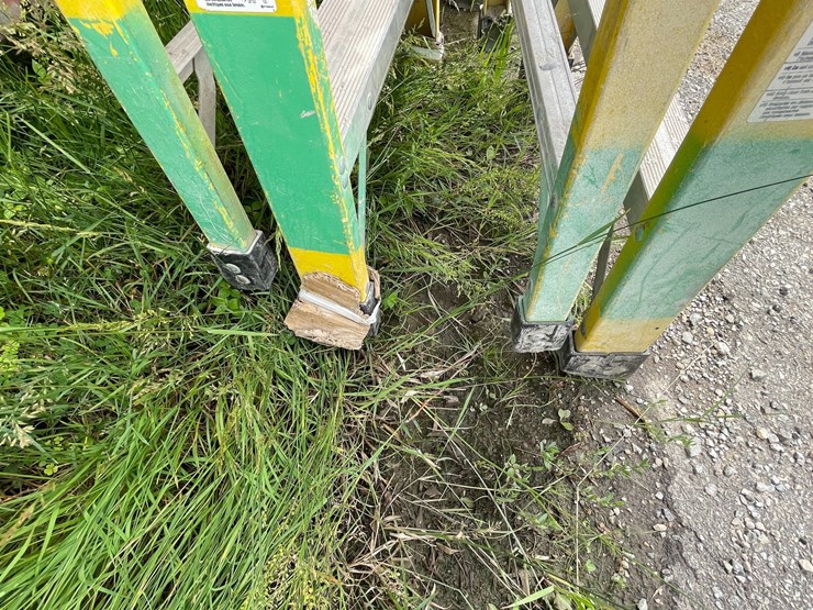#1153-•-(2)-fiberglass-step-ladders-image-6