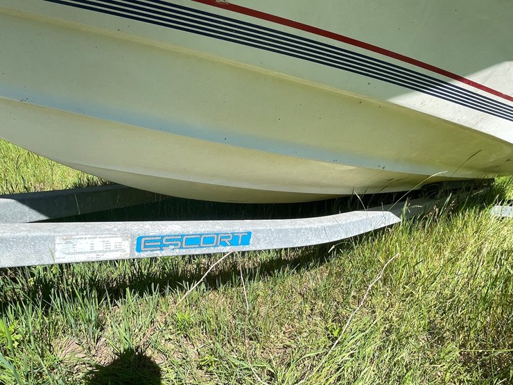 #3221-•-bayliner-capri-5.0l-boat-and-escort-trailer-(no-title)-image-47