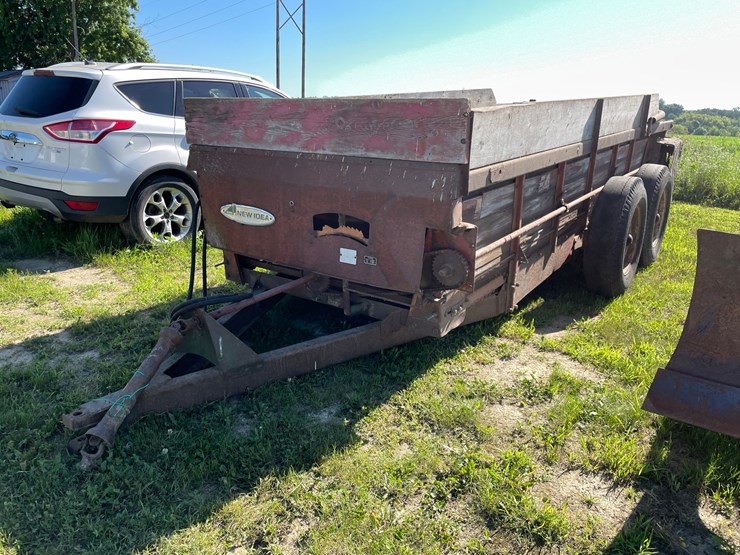 #1034-•-new-idea-manure-spreader-image-1