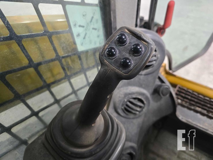 2015-caterpillar-259d-image-17