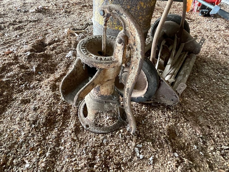 #2289-•-rotary-mower,-hand-pump,-and-26"-barrel-image-9