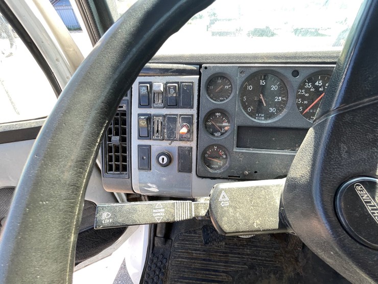 1995-freightliner-fl80-image-22