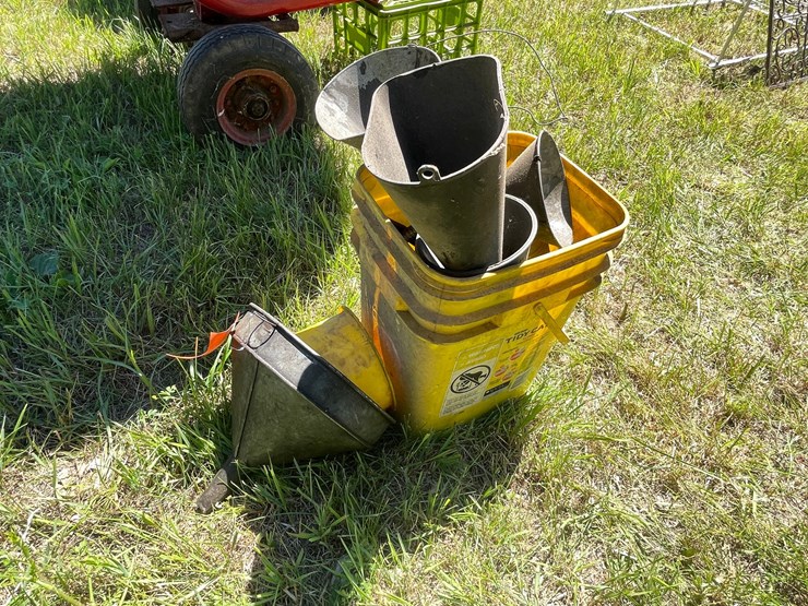 #3306-•-assortment-of-metal-and-plastic-funnels-image-1
