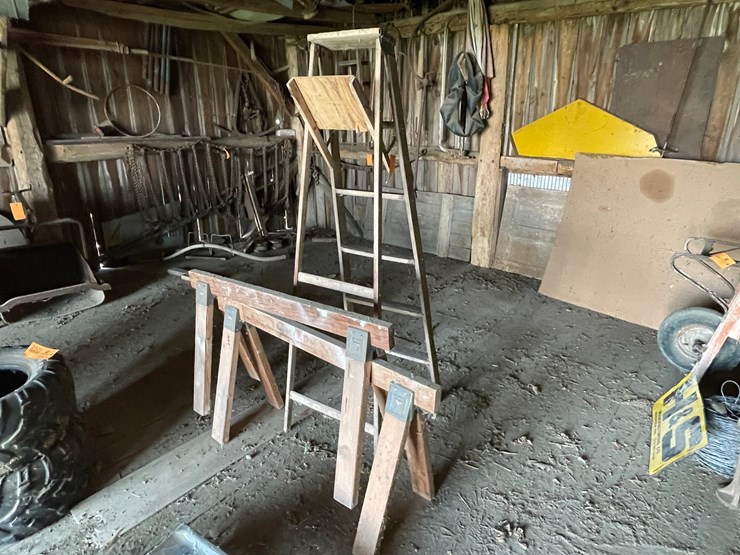 #2323-•-set-of-sawhorses-and-wooden-step-ladder-image-1
