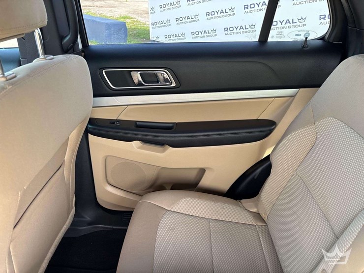 2016-ford-explorer-image-27