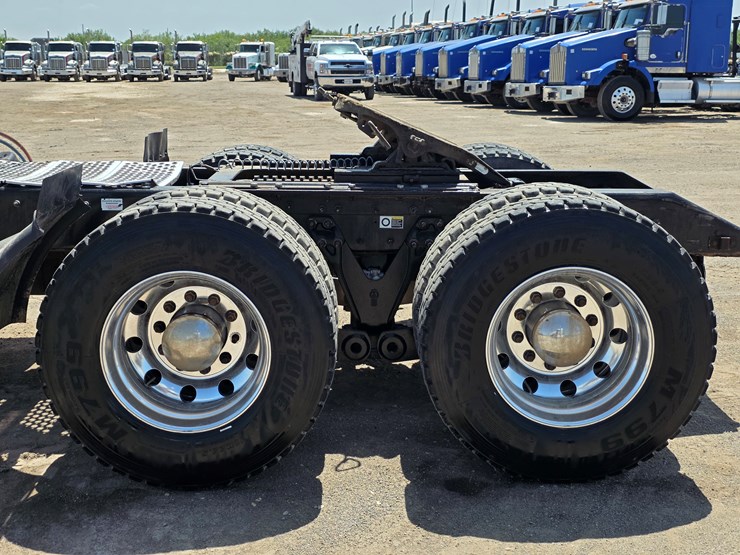 2015-kenworth-t800-image-16