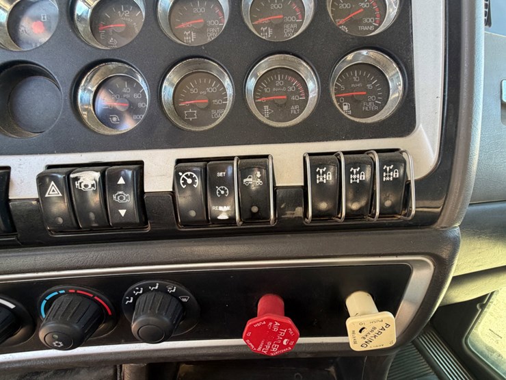 2011-kenworth-t800-image-11