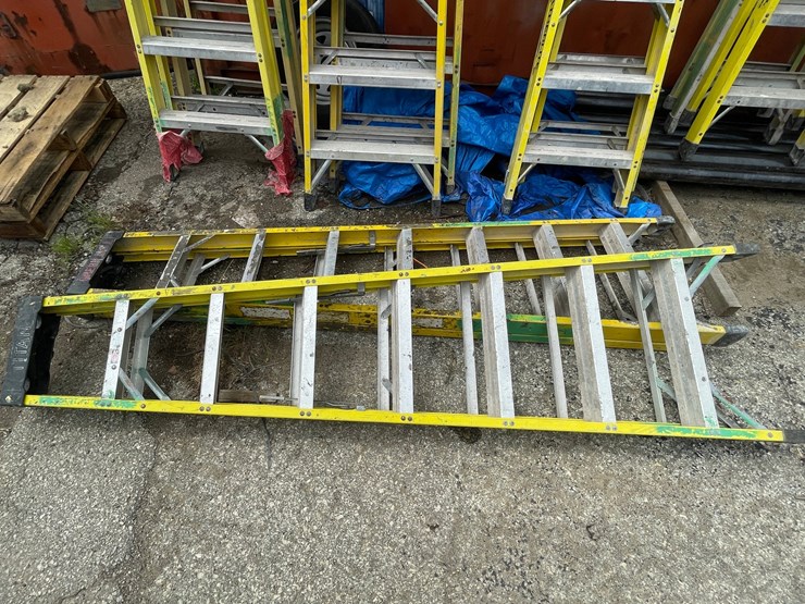 #1152-•-(2)-fiberglass-step-ladders-image-1