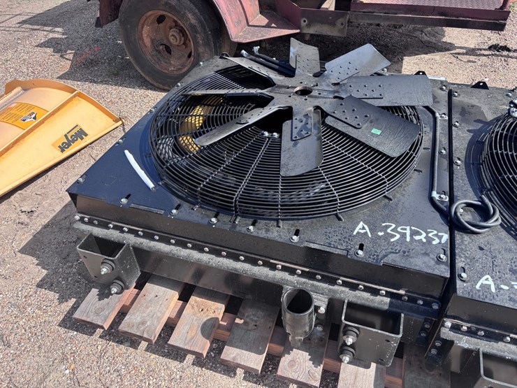 #39237-•-caterpillar-heavy-duty-radiator-with-fan-image-2