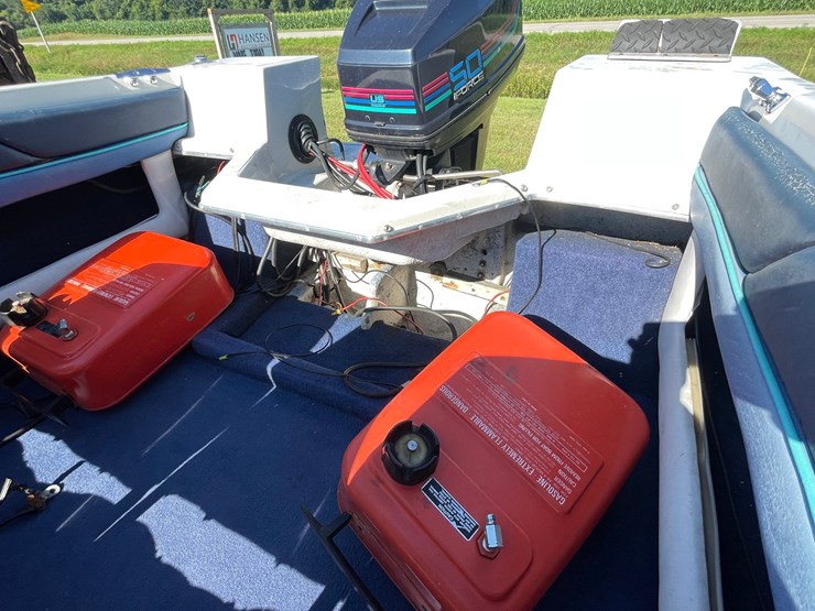 #1019-•-bayliner-capri-boat-on-escort-trailer-(no-title,-for-parts)-image-34
