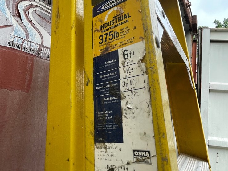 #1158-•-(3)-fiberglass-step-ladders-image-8