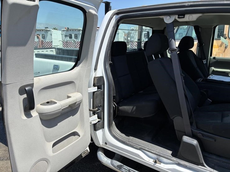 2012-gmc-sierra-3500-image-15