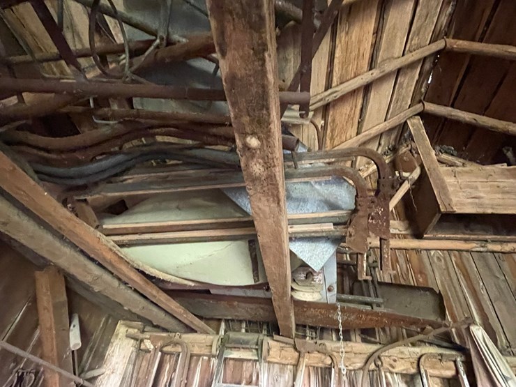 #2341-•-all-contents-in-rafters-image-14