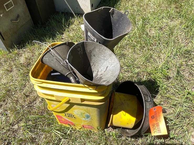 #3306-•-assortment-of-metal-and-plastic-funnels-image-4