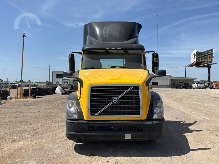 volvo-vnl64t300-image-7