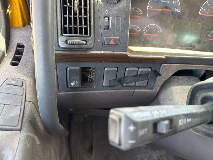 volvo-vnl64t300-image-16