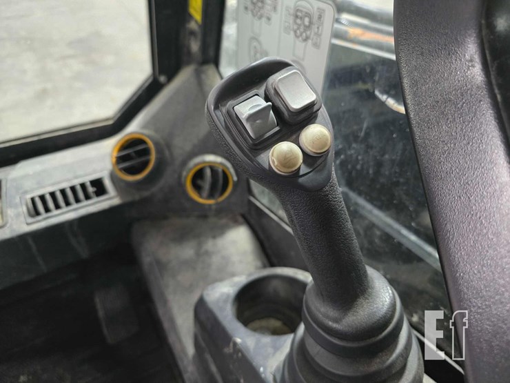 2022-jcb-3ts-8t-image-15