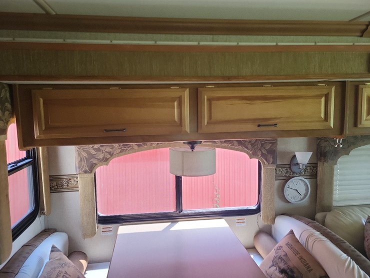 2003-fleetwood-bounder-39z-class-a-motorhome-on-freightliner-chassis-image-36