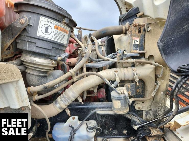 2011-freightliner-m2-106-image-28
