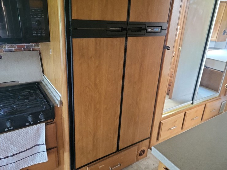 2003-fleetwood-bounder-39z-class-a-motorhome-on-freightliner-chassis-image-32
