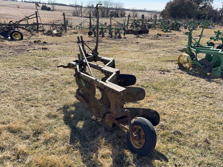 john-deere-three-point-three-bottom-plow-image-5