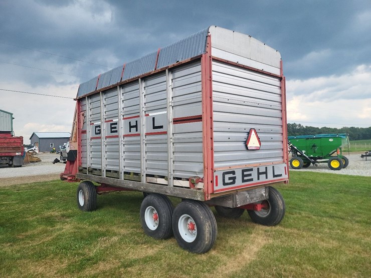gehl-970-silage-wagon-w/gehl-tandem-axle-running-gear-image-5