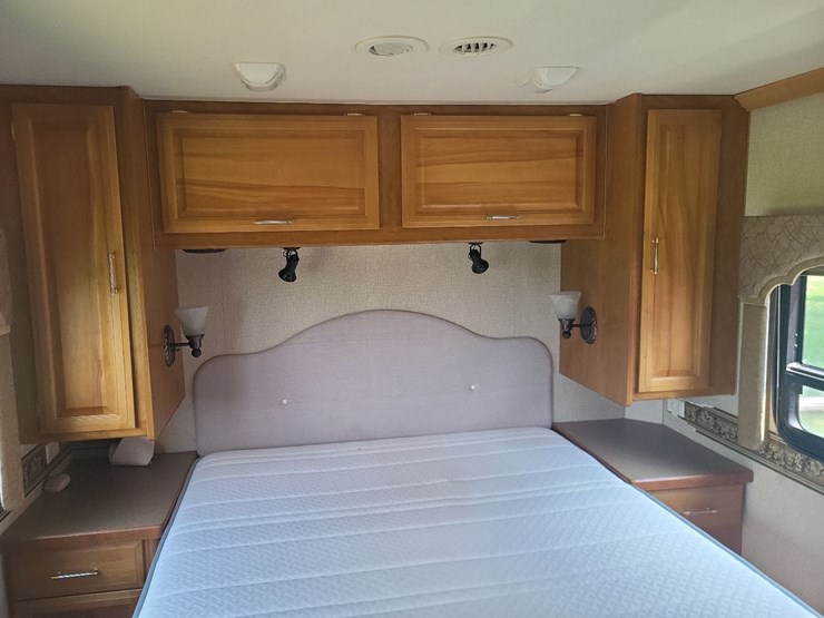 2003-fleetwood-bounder-39z-class-a-motorhome-on-freightliner-chassis-image-52