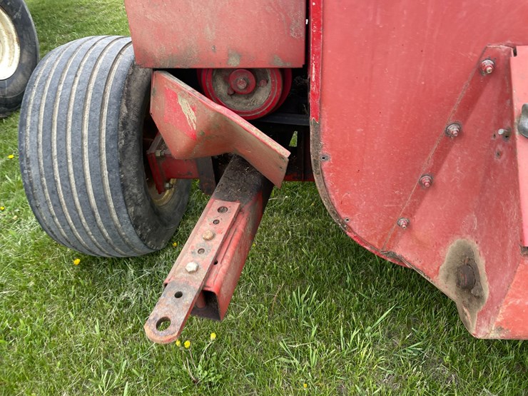 #1033-•-hew-holland-790-chopper-with-hay-head-image-29