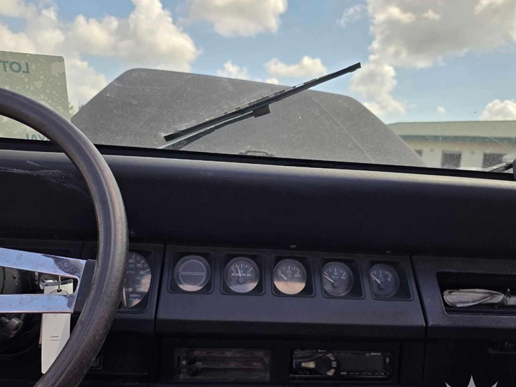 1995-jeep-wrangler-image-43