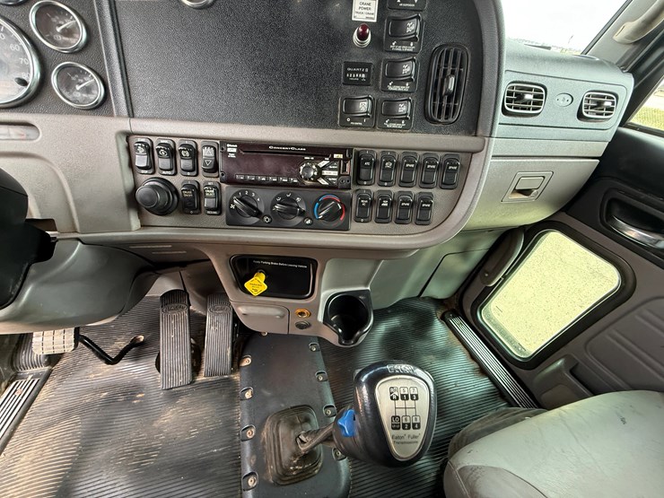 2015-peterbilt-365-image-26