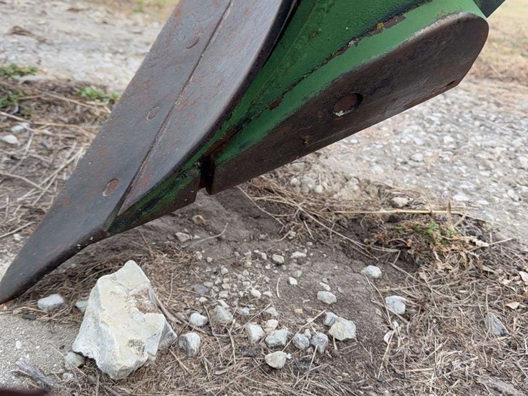 john-deere-three-point-four-bottom-plow-image-16