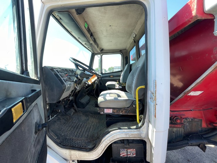 1995-freightliner-fl80-image-15