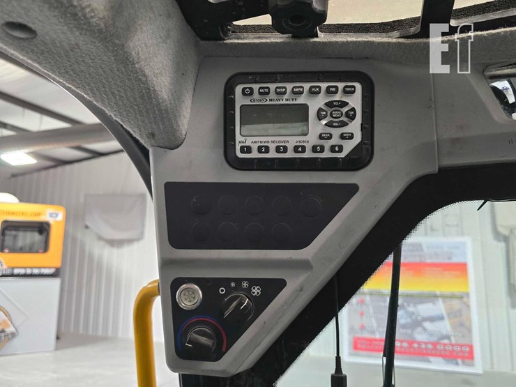 2021-jcb-3ts-8t-image-17