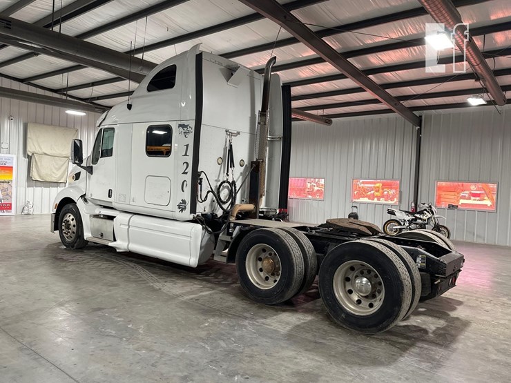 2012-peterbilt-587-image-4