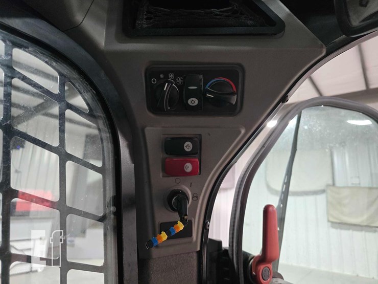 2014-caterpillar-272d-image-16