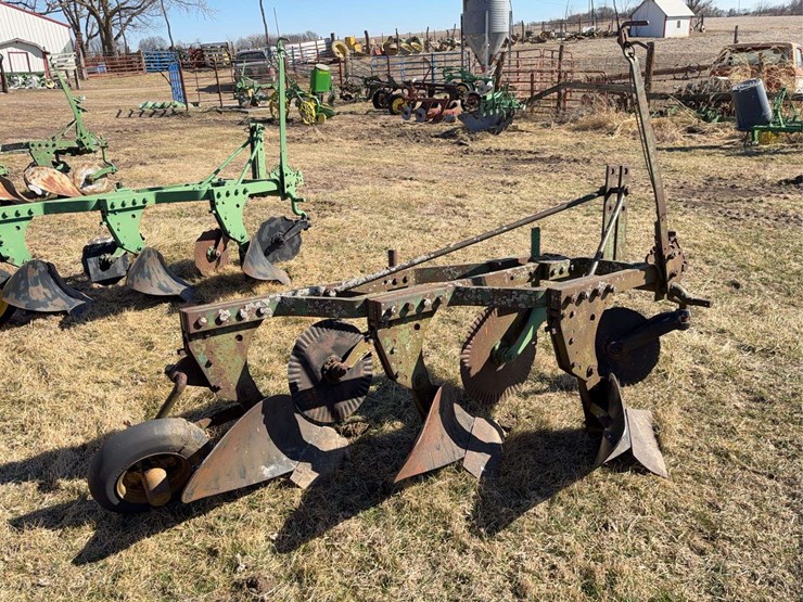john-deere-three-point-three-bottom-plow-image-3