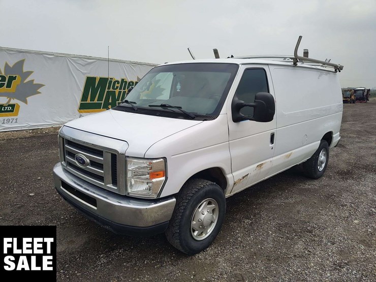 2014-ford-cargo-image-1
