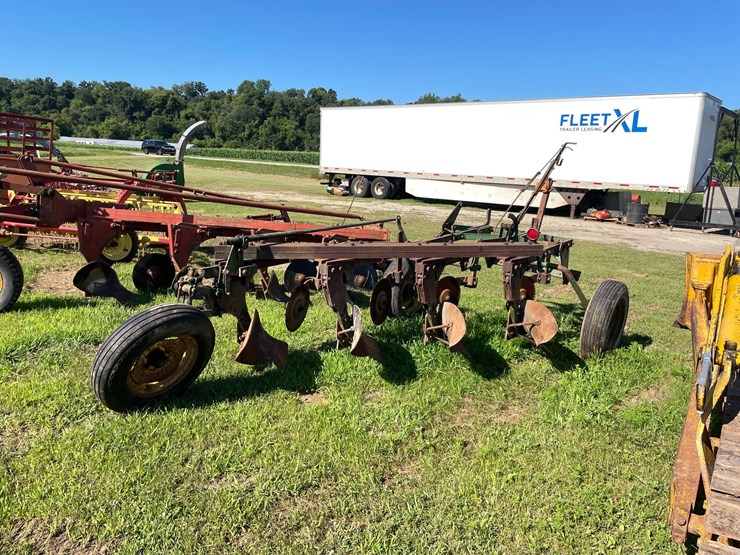 #2095-•-john-deere-620a-plow-image-4