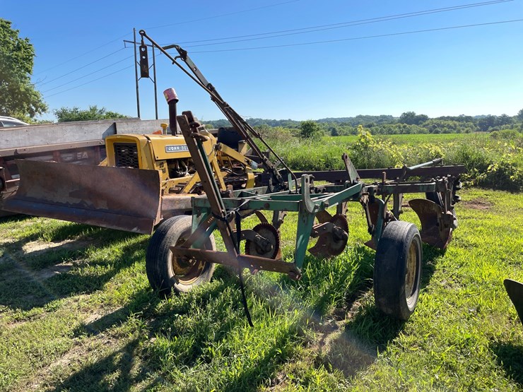 #2095-•-john-deere-620a-plow-image-1