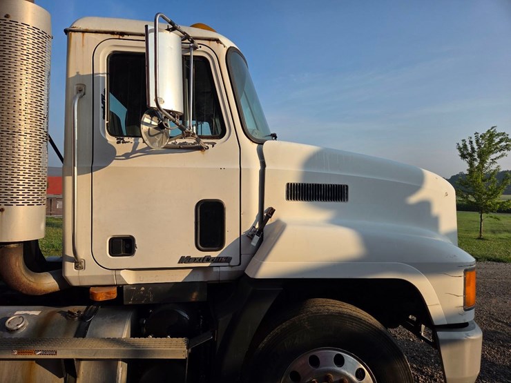 1999-mack-ch613-image-35